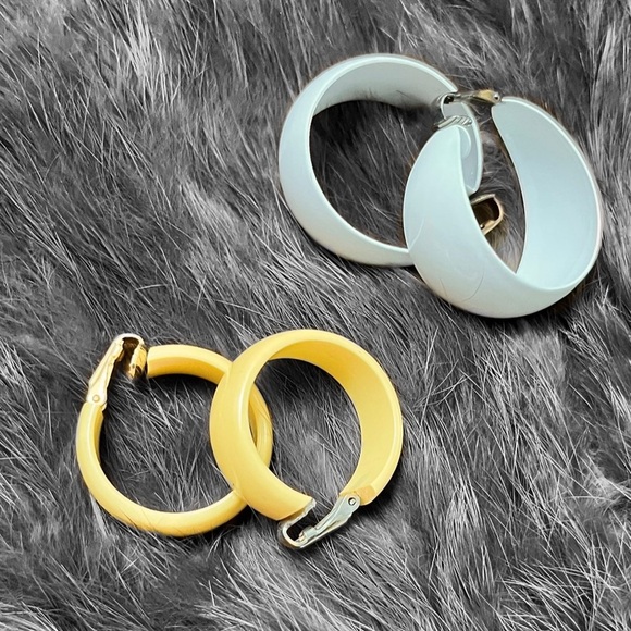 Vintage clip on earrings 🖤 - Picture 1 of 7